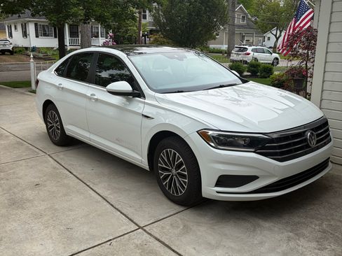 Used 2019 Volkswagen Jetta SEL w/ Cold Weather Package FWD image 2