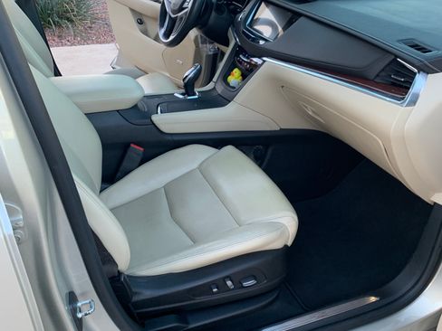 Used 2017 Cadillac XT5 Luxury w/ Driver Awareness Package image 8