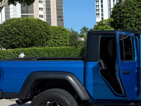Used 2023 Jeep Gladiator Sport AWD/4WD image 4
