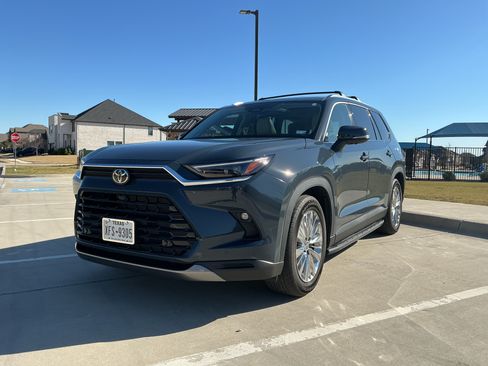 Used 2025 Toyota Grand Highlander AWD image 1