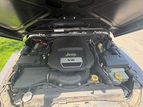 Used 2017 Jeep Wrangler Unlimited Sport AWD/4WD image 2