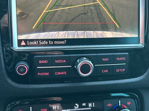 Used 2013 Volkswagen Touareg Sport image 9