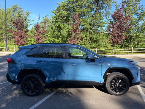 Used 2022 Toyota RAV4 SE w/ Convenience Package AWD/4WD image 4