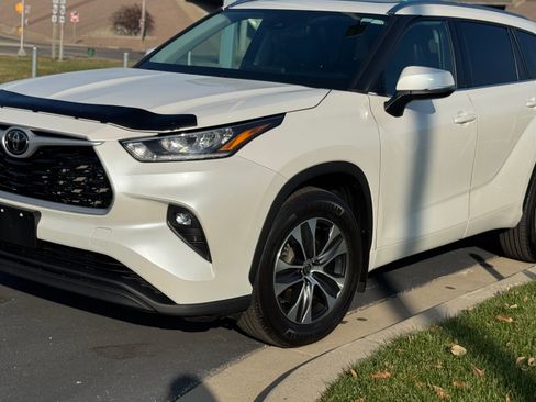 Used 2021 Toyota Highlander XLE image 6