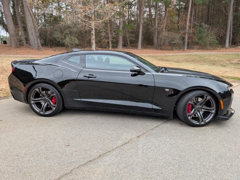 Used 2017 Chevrolet Camaro SS image 4