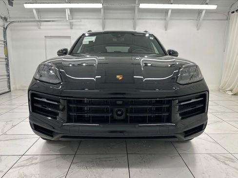 Used 2024 Porsche Cayenne image 2