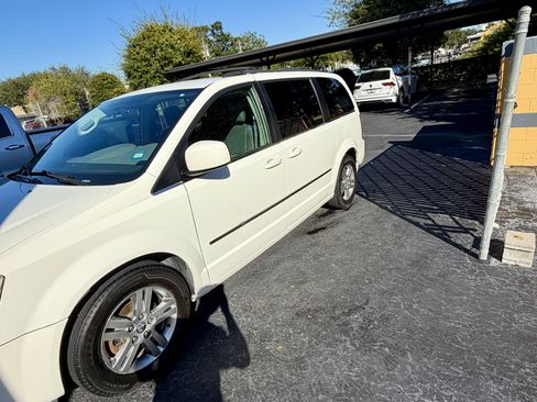Used 2010 Dodge Grand Caravan SXT image 8