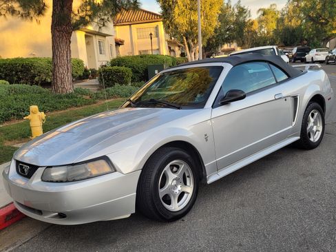 Used 2003 Ford Mustang Deluxe Convertible image 4