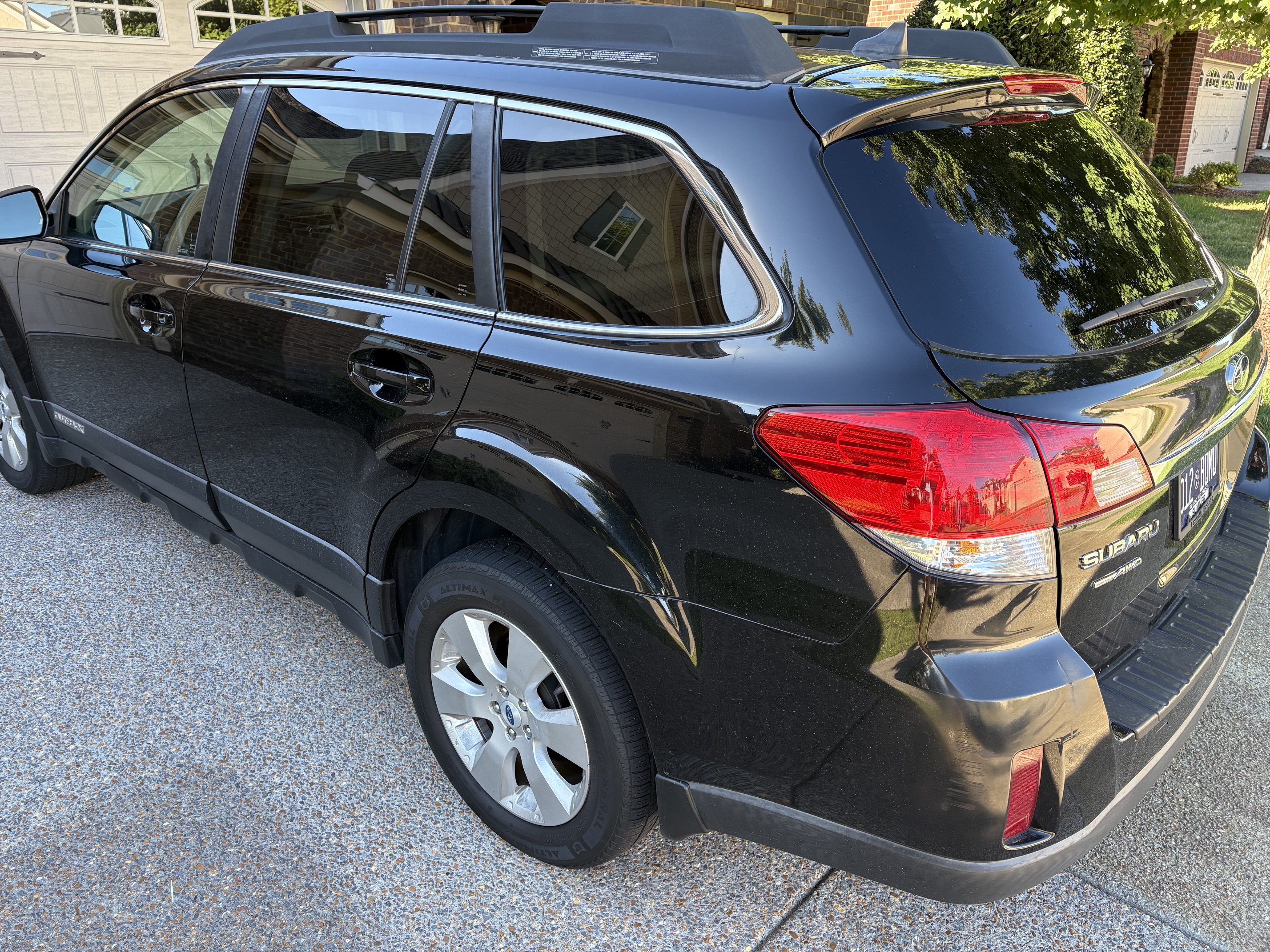 Used 2011 Subaru Outback 2.5i Limited AWD/4WD image 4