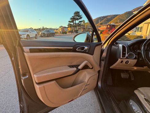 Used 2017 Porsche Cayenne S image 12