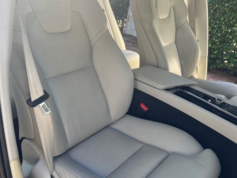 Used 2019 Volvo XC60 T5 Momentum w/ Premium Package image 5