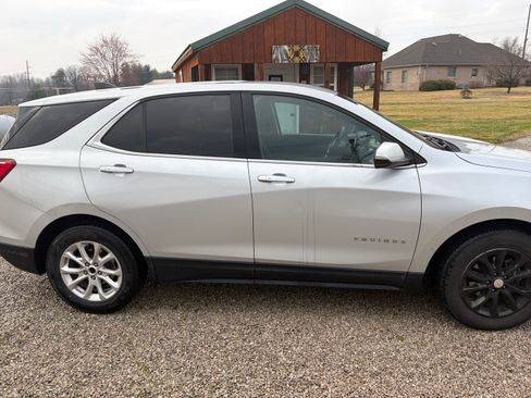 Used 2019 Chevrolet Equinox LT w/ Driver Convenience Package image 4