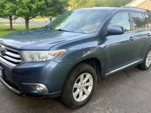Used 2012 Toyota Highlander 4WD w/ Tech Pkg image 2