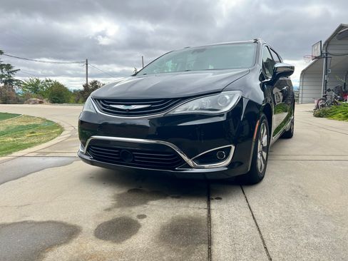 Used 2019 Chrysler Pacifica Limited w/ Advanced Safetytec Group FWD image 8