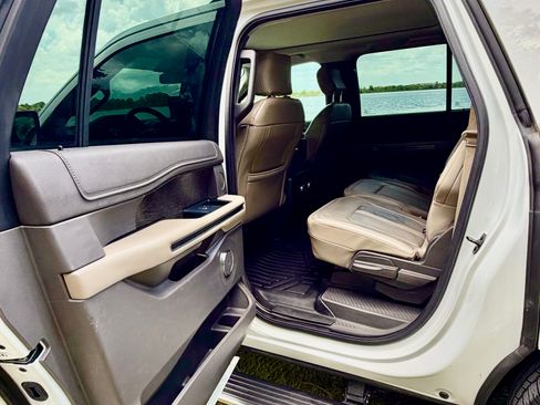 Used 2018 Ford Expedition Max Limited RWD image 11