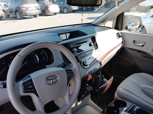 Used 2013 Toyota Sienna XLE image 12