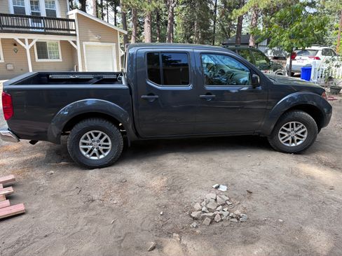Used 2014 Nissan Frontier SV w/ SV Value Truck Package AWD/4WD image 2