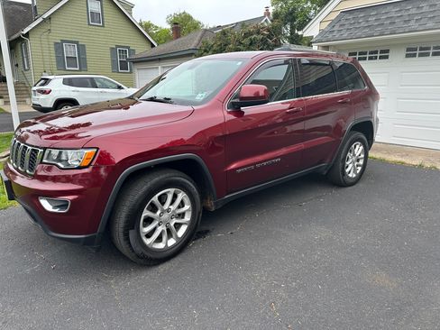Used 2021 Jeep Grand Cherokee Laredo AWD/4WD image 1