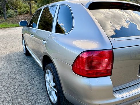 Used 2004 Porsche Cayenne Turbo image 8