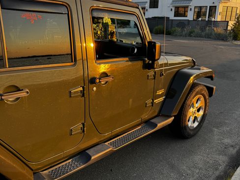 Used 2015 Jeep Wrangler Unlimited Sahara w/ Connectivity Group AWD/4WD image 9