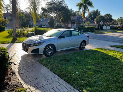 Used 2025 Nissan Altima 2.5 SV image 6