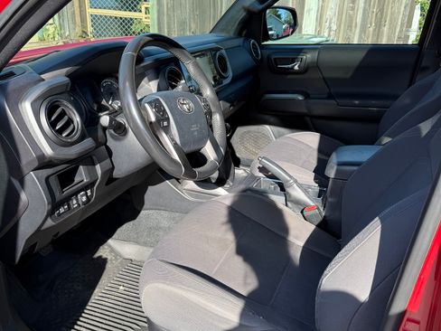 Used 2017 Toyota Tacoma TRD Off-Road image 11