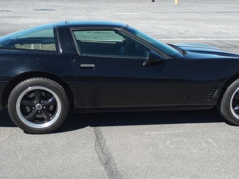 Used 1995 Chevrolet Corvette Coupe image 2
