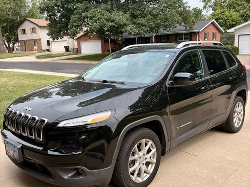 Used 2017 Jeep Cherokee Latitude w/ Safety/Convenience Group FWD image 2
