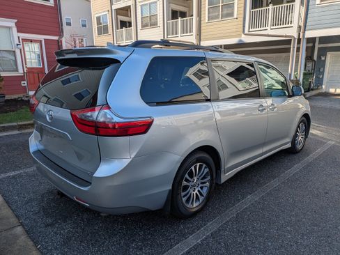 Used 2020 Toyota Sienna XLE Premium image 2