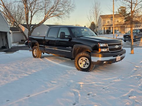 Used 2006 Chevrolet Silverado 2500 LT w/ Heavy-Duty Power Package image 2