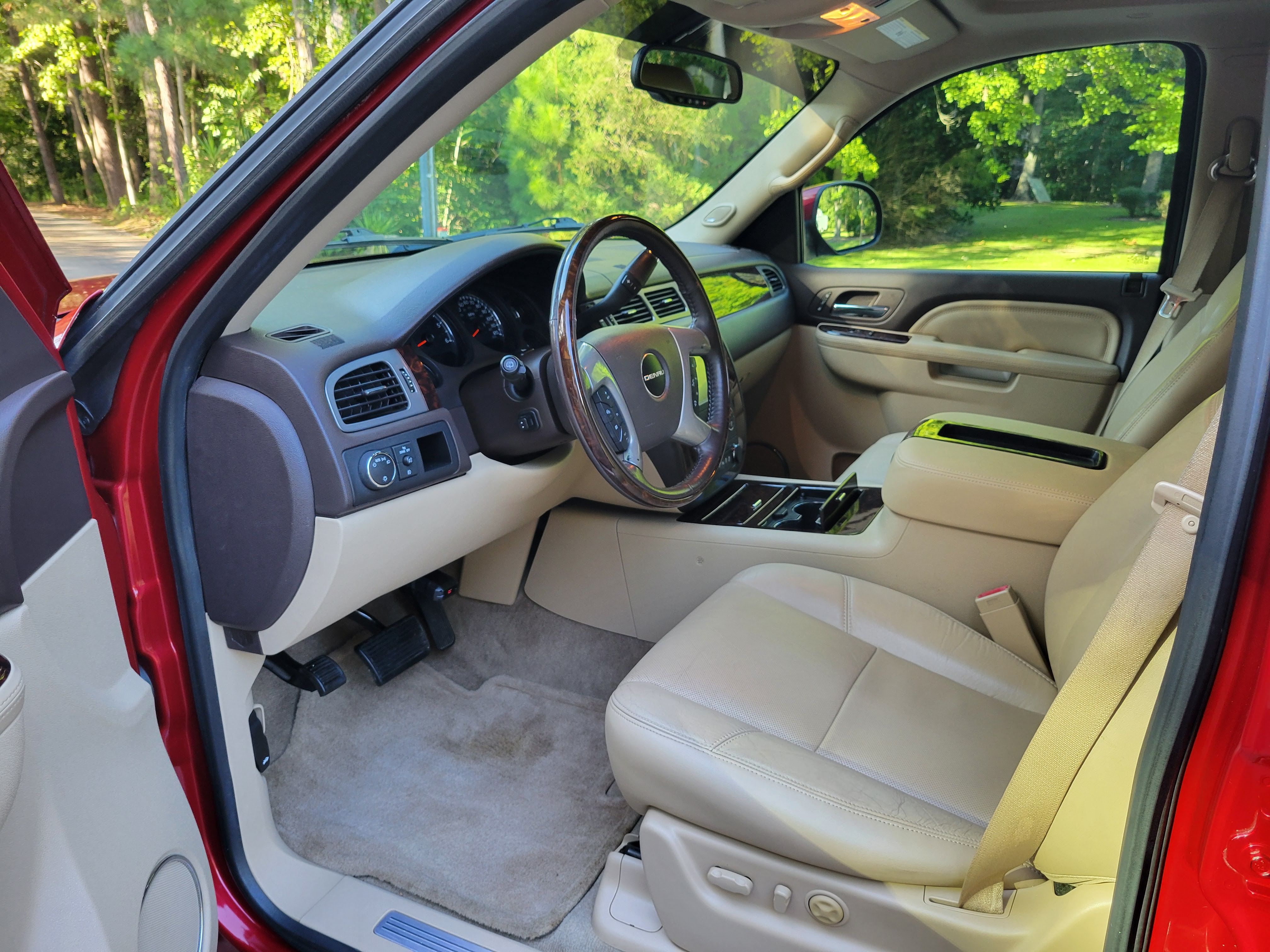 Used 2012 GMC Yukon XL Denali RWD image 19