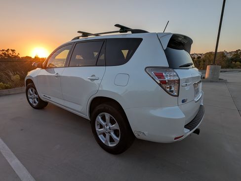 Used 2014 Toyota RAV4 EV image 11