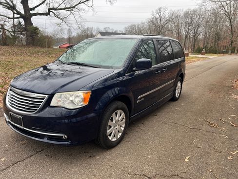 Used 2014 Chrysler Town & Country Touring image 5