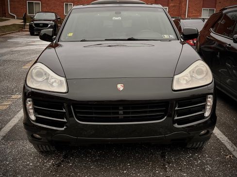 Used 2010 Porsche Cayenne Sport Utility 4D image 2