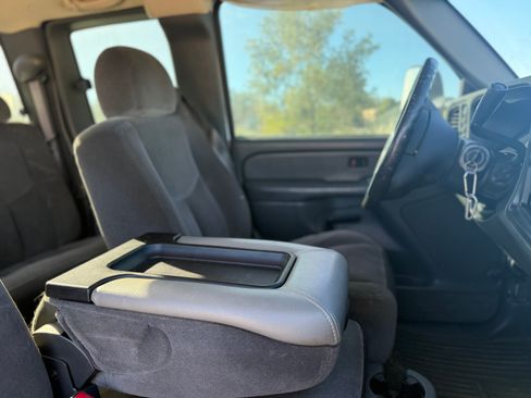 Used 2004 GMC Sierra 2500 SLE w/ Heavy-Duty Power Package image 9