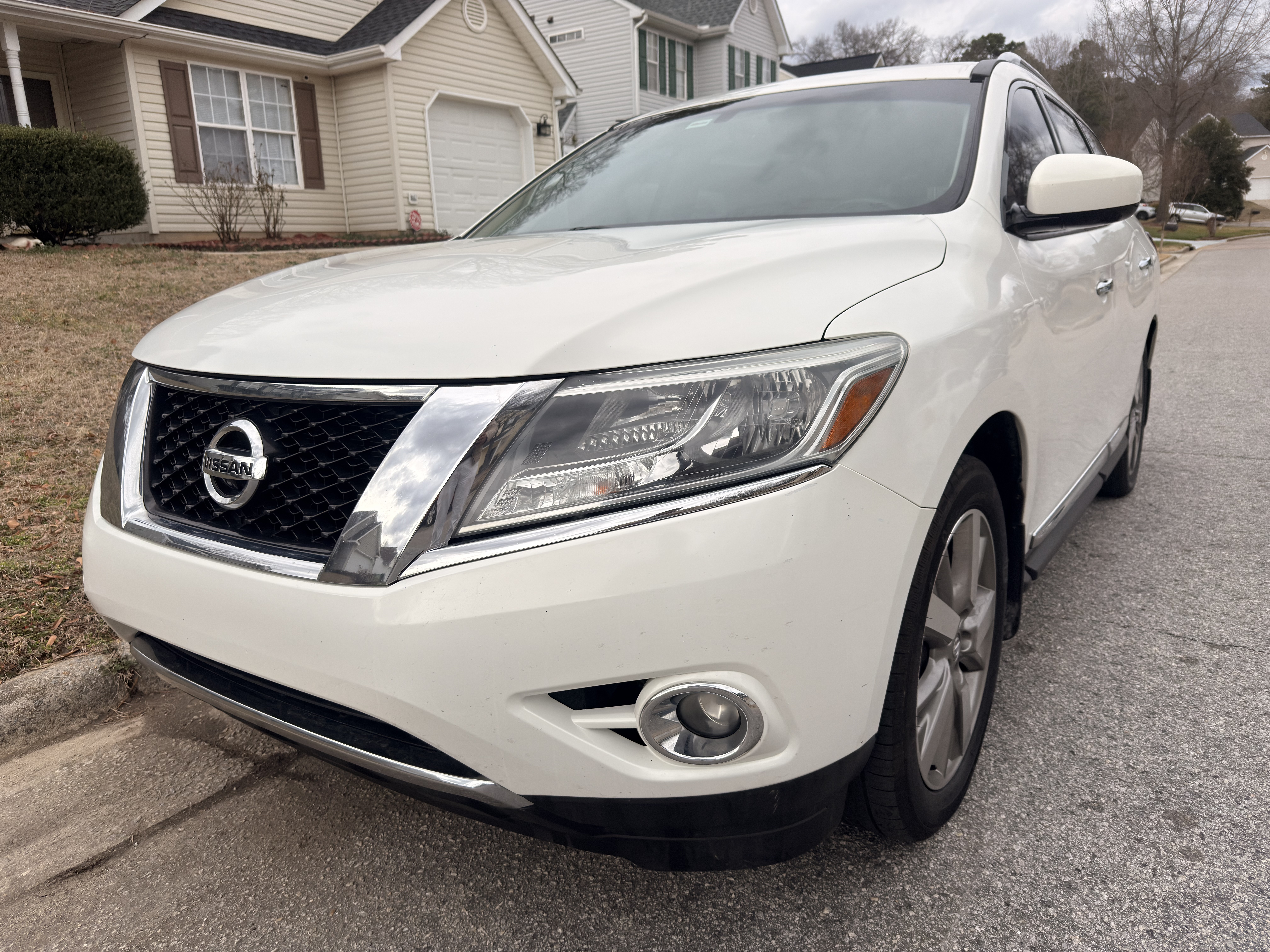 Used 2014 Nissan Pathfinder Platinum w/ Platinum Premium Package FWD image 1