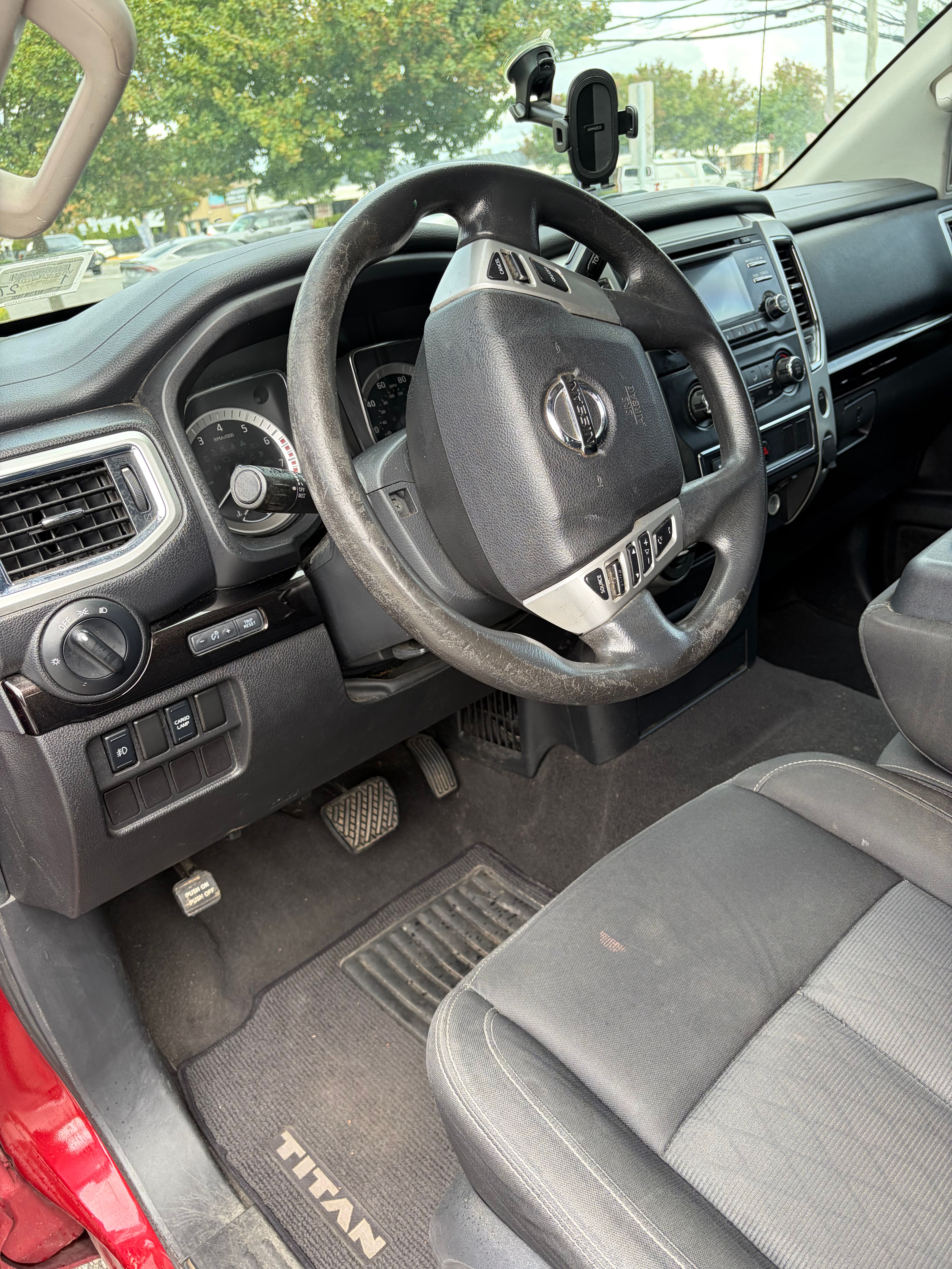 Used 2017 Nissan Titan SV AWD/4WD image 13