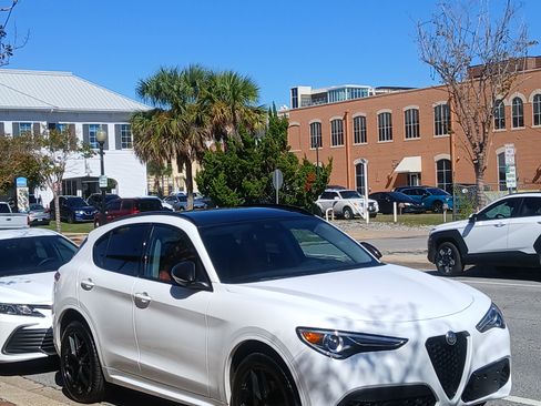 Used 2021 Alfa Romeo Stelvio Ti w/ Nero Edizione image 9