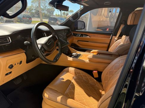 Used 2022 Jeep Grand Wagoneer Series III w/ Rear Seat Video Group 1 image 5