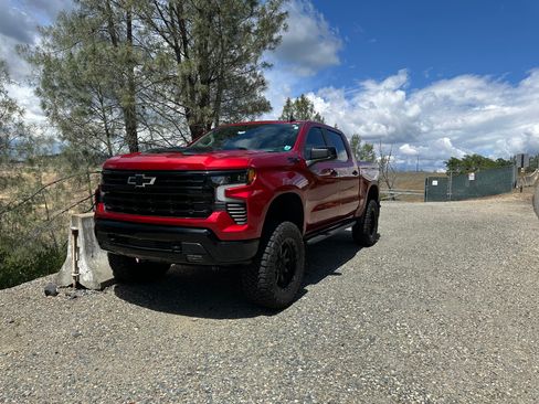 Used 2024 Chevrolet Silverado 1500 LT Trail Boss w/ Convenience Package II image 8