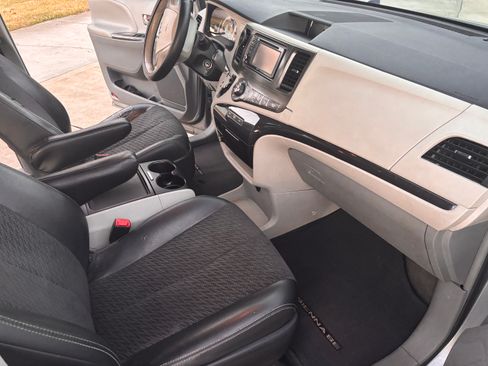 Used 2013 Toyota Sienna SE image 13