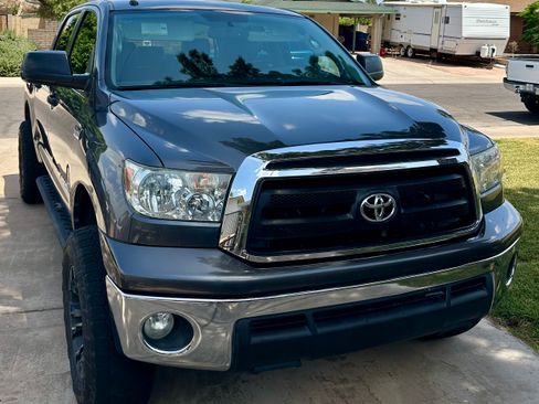 Used 2013 Toyota Tundra 4x4 CrewMax w/ Tow Pkg image 2