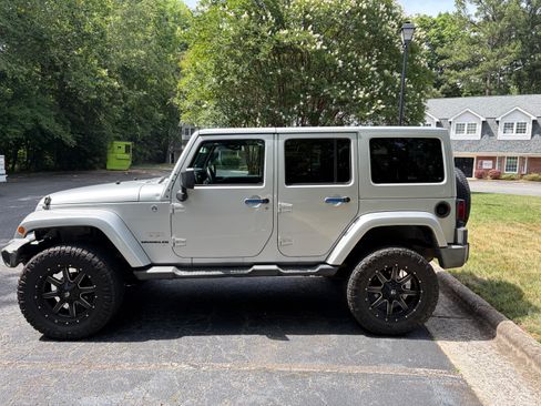 Used 2012 Jeep Wrangler Unlimited Sahara w/ Dual Top Group AWD/4WD image 2