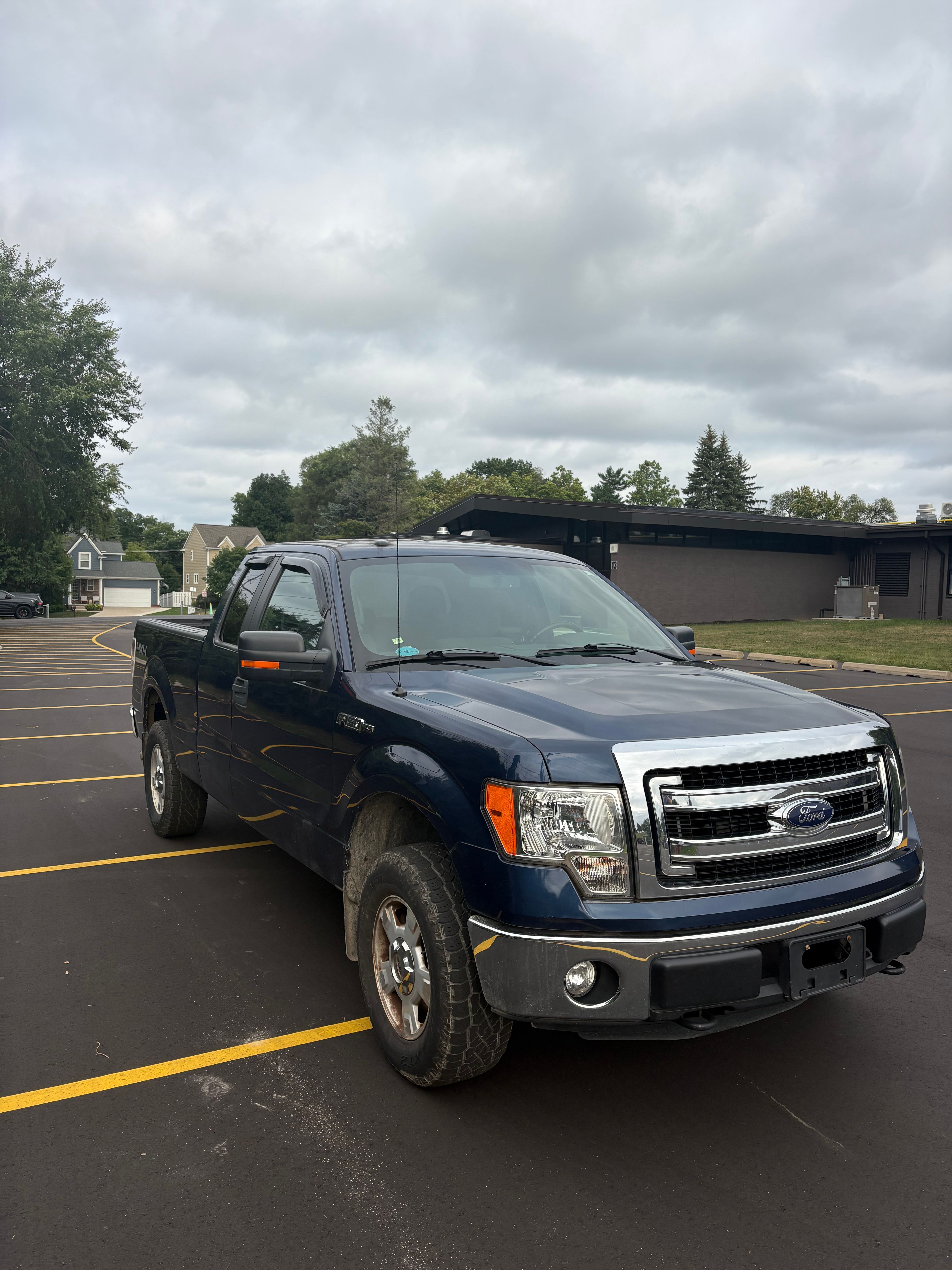 Used 2013 Ford F150 XLT w/ Mid Equipment Group AWD/4WD image 4