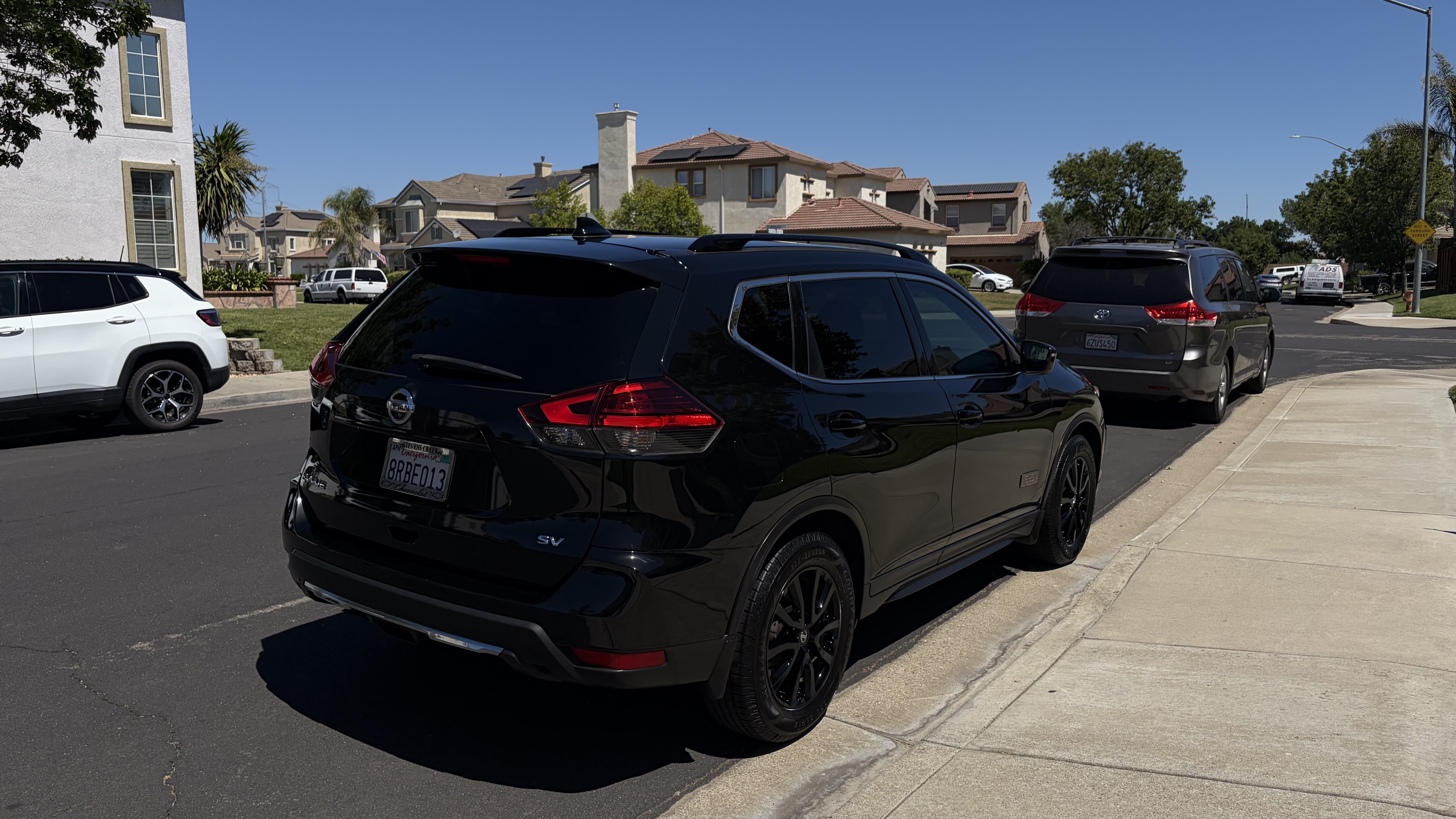 Used 2017 Nissan Rogue SV FWD image 2