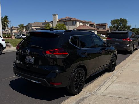 Used 2017 Nissan Rogue SV FWD image 2