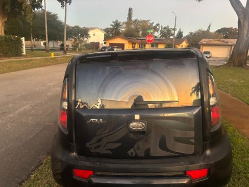 Used 2010 Kia Soul + image 5