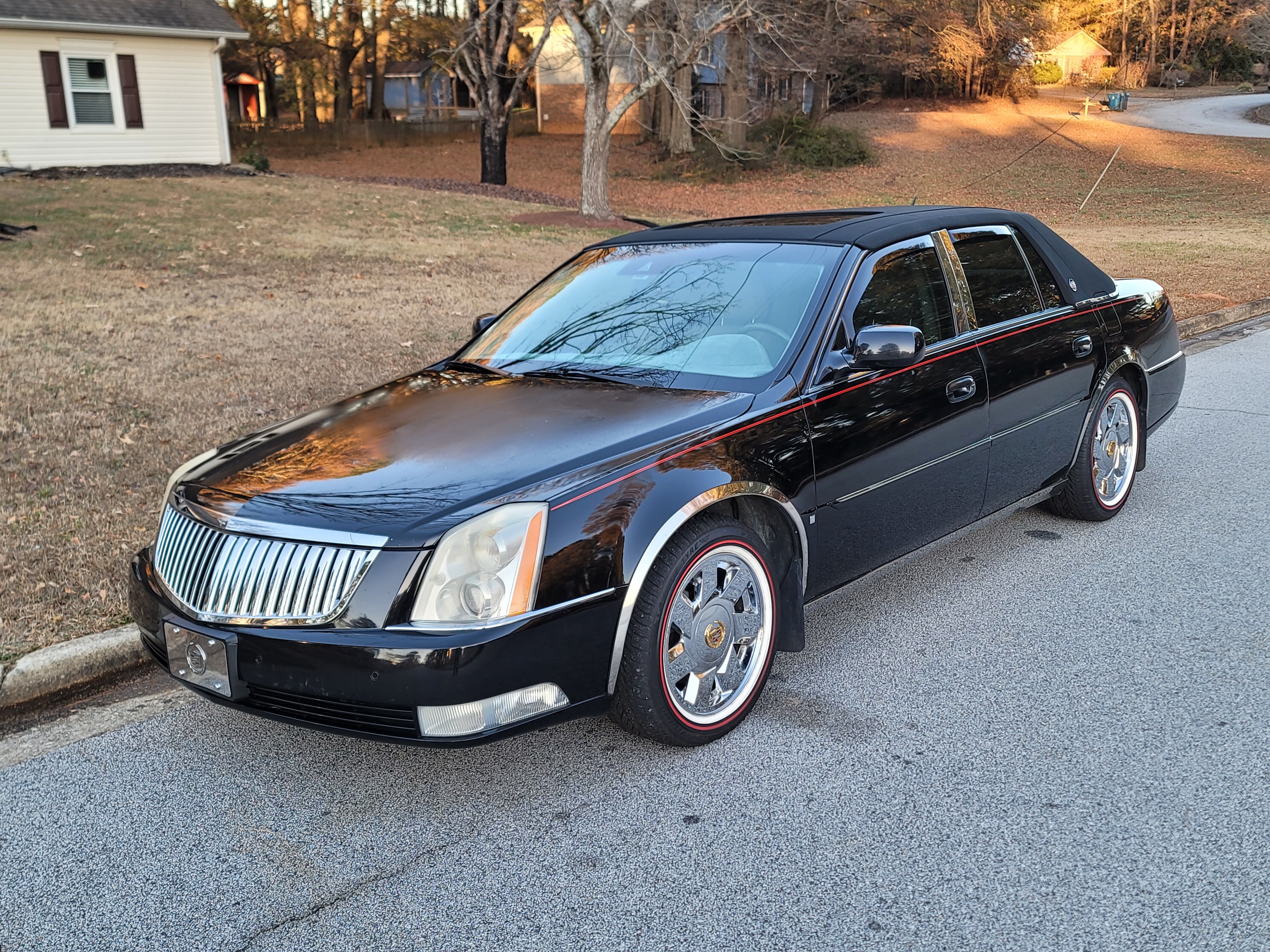 Used 2008 Cadillac DTS w/ Sun And Navigation Package FWD image 1