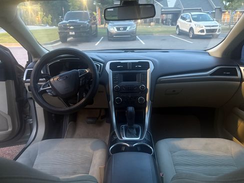 Used 2016 Ford Fusion SE FWD image 14