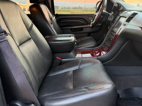 Used 2014 Cadillac Escalade ESV Luxury AWD/4WD image 21